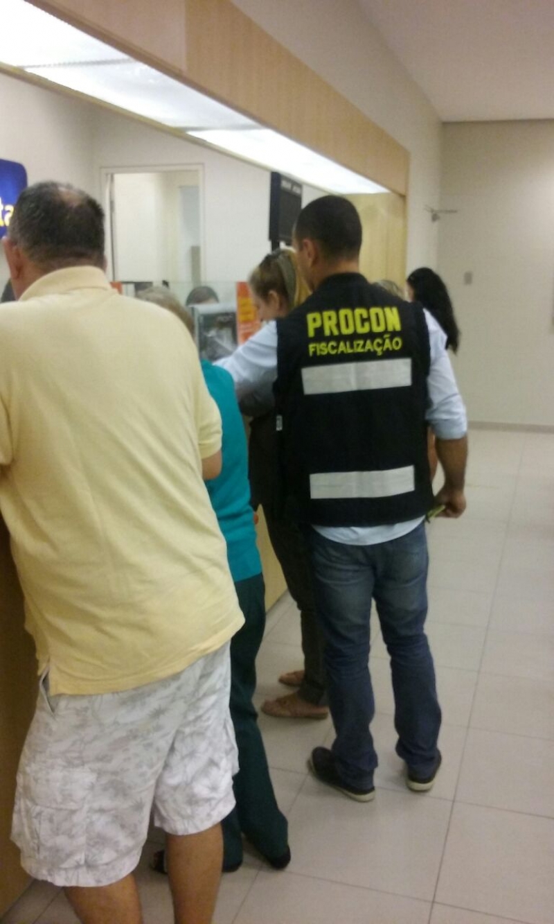 Outra agência é autuada por demora nas filas