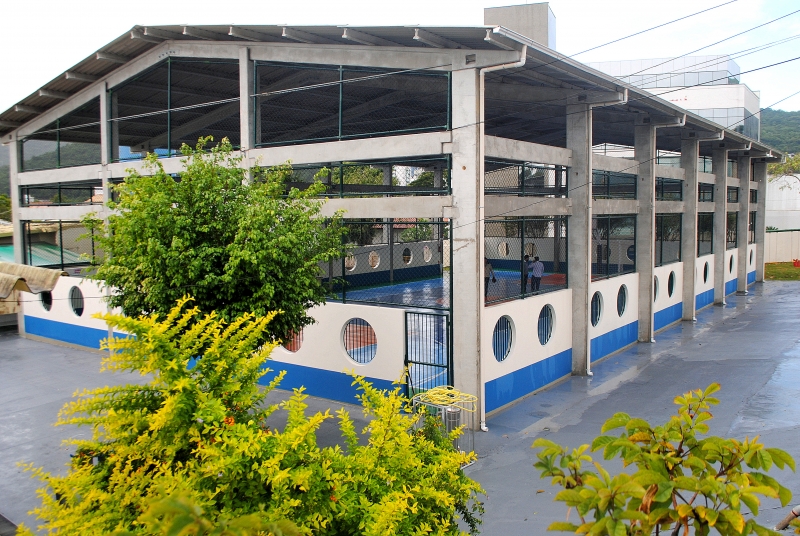 Prefeito inaugura quadra e anuncia reforma
