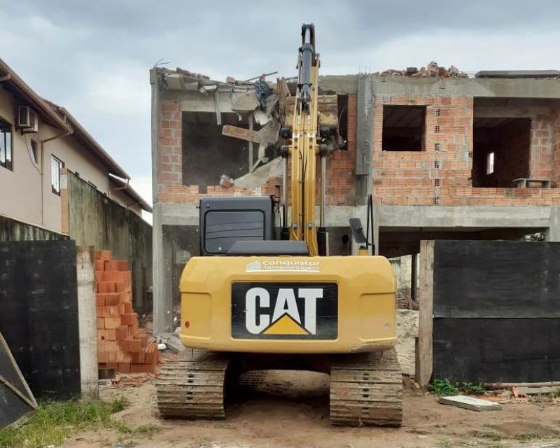 SMDU realiza demolição de obra irregular no Norte da Ilha