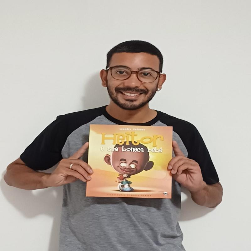 Professor da Rede Municipal de Ensino lança livro infantil sobre brincar sem preconceito 