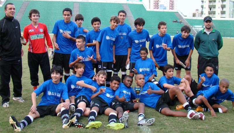 Escolas Irineu Bornhausen e Brigadeiro Eduardo Gomes vencem etapa municipal do Moleque Bom de Bola
