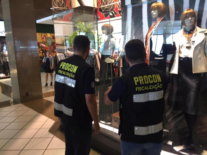 Procon da Prefeitura de Florianópolis fiscaliza lojas em shoppings e centro da Capital