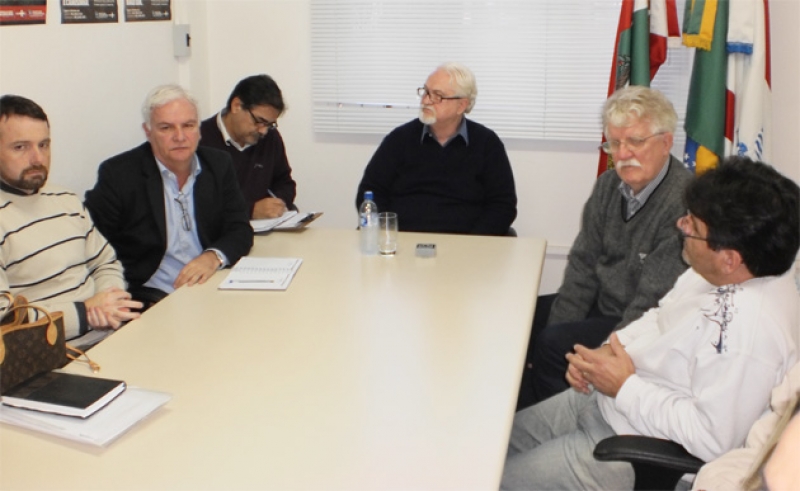Secretário de saúde recebe lideranças de Jurerê