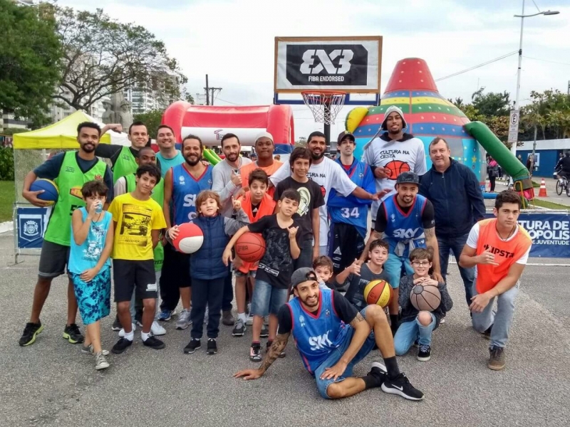 Projeto de Basquete leva diversão e aprendizado ao Floripa em Movimento
