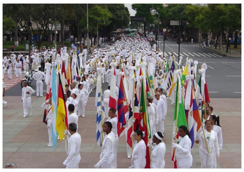 Banda Racional Universo em Desencanto desfila pelas ruas do Centro de Florianópolis. 