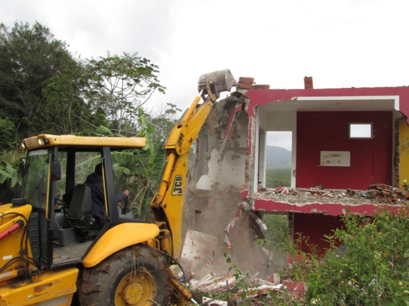 Casa em área de risco é derrubada pela prefeitura