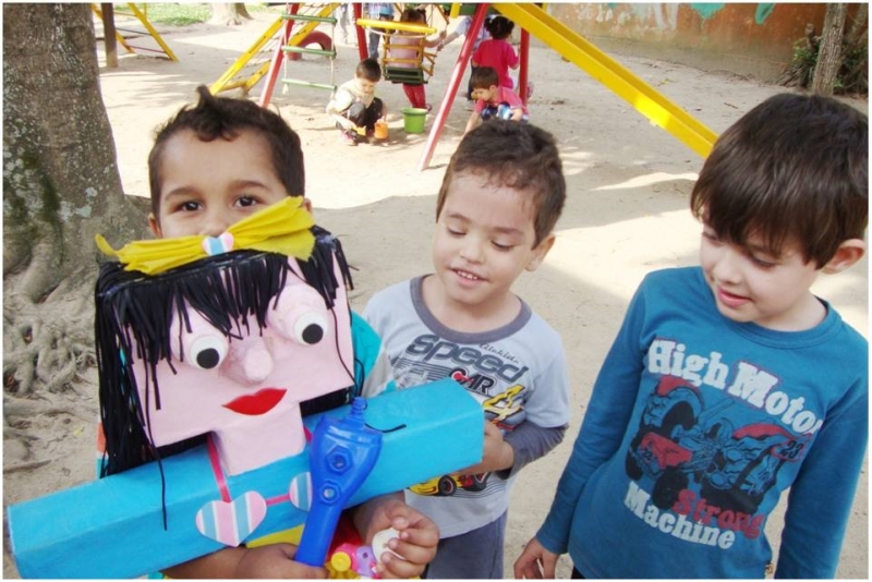 Brinquedo de sucata faz sucesso entre crianças