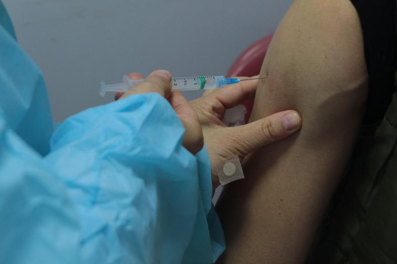 Florianópolis continua vacinação contra Covid-19, Influenza e vacinas do calendário, nesta sexta-feira, 12 de agosto