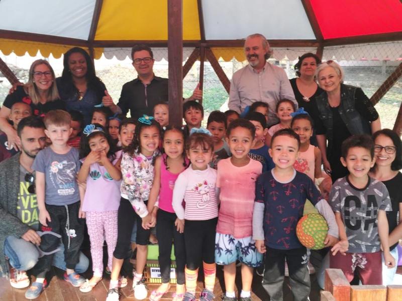 Creche da Prefeitura recebe casa-circo para a diversão da garotada
