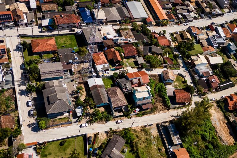 Mais treze vias da Ilha saem do chão batido