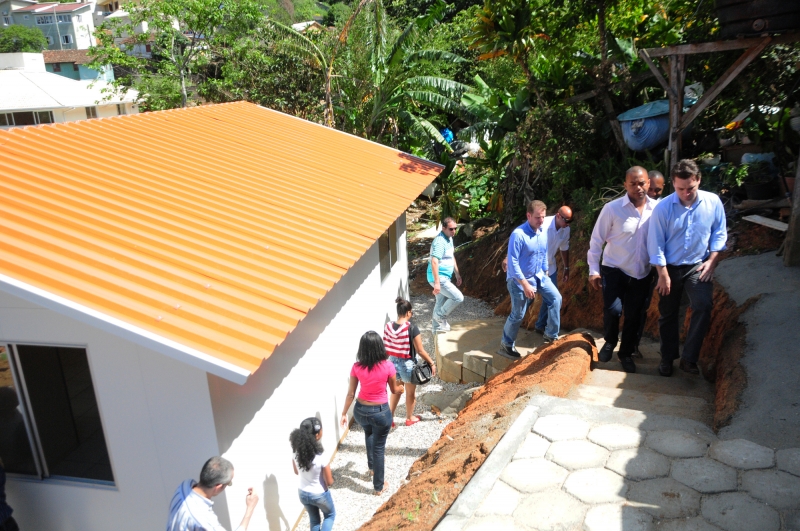Prefeitura entrega mais duas casas modulares