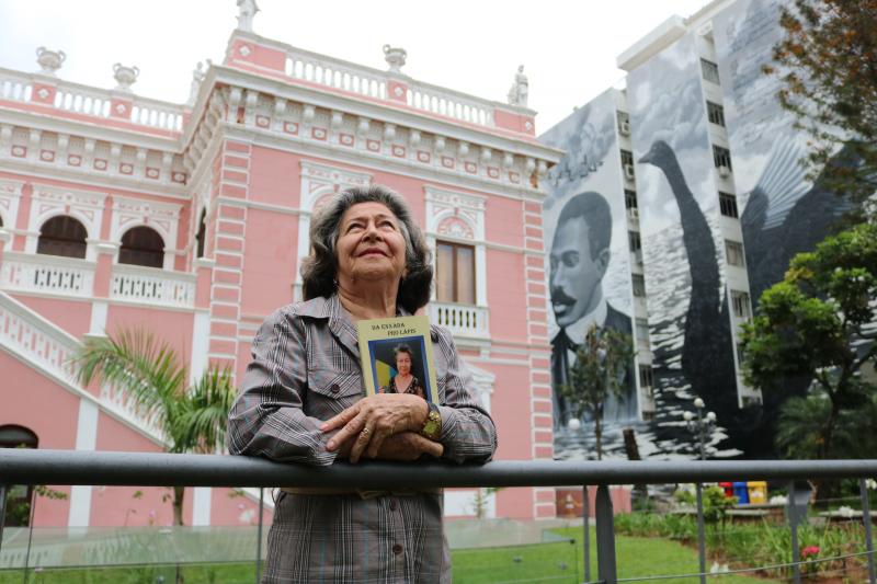 Da enxada pro lápis: ex-estudante da EJA lança livro de poesias