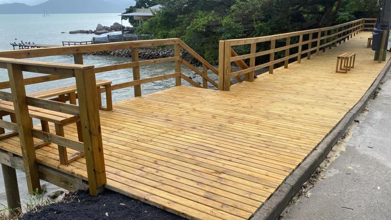 Ribeirão da Ilha tem novo deck entre a Rodovia Baldicero Filomeno e o mar