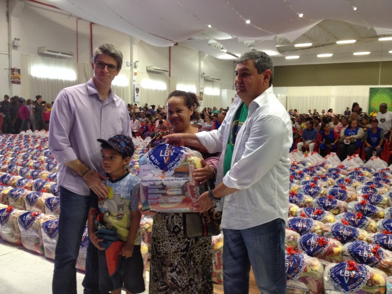Assistência Social e LBV entregam cestas de Natal