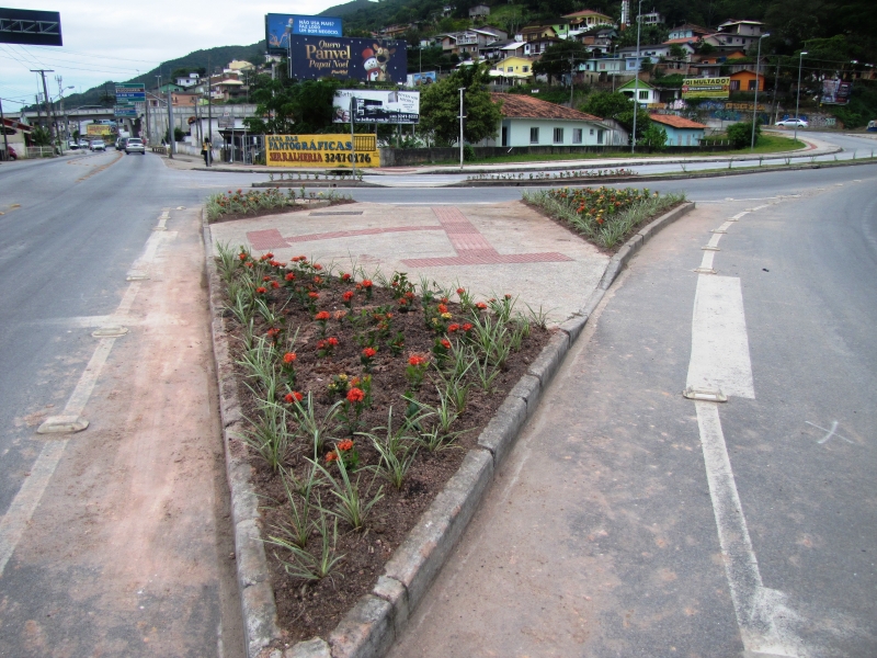 Trevo da Seta tem canteiros revitalizados
