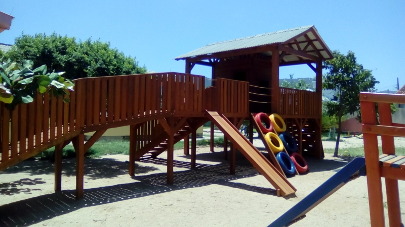 Com escalada e ponte pênsil, creche inaugura casinha elevada