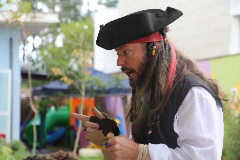Creche municipal de Florianópolis Anirson Antônio das Chagas traz pirata para desafiar crianças