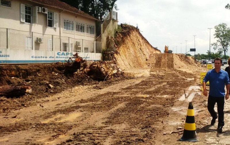 Prefeito vistoria obras de corredor exclusivo