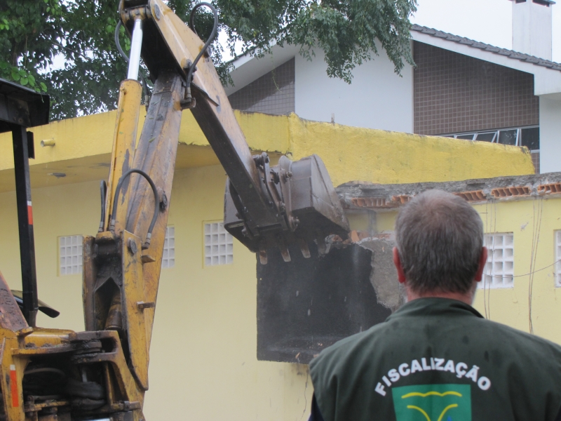 Floram executa demolição em área de manguezal