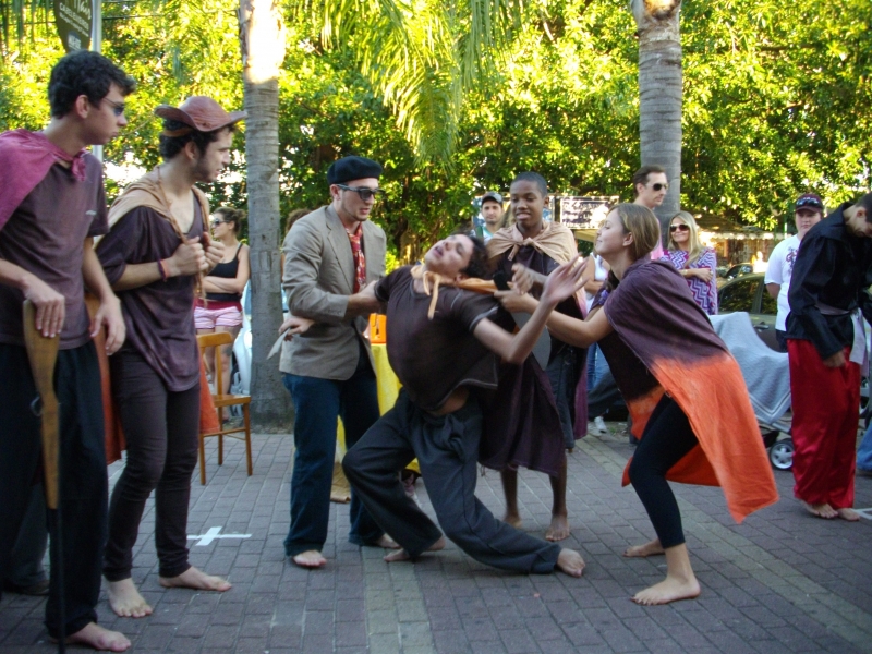 Alunos e ex-alunos de escola municipal apresentam peça teatral