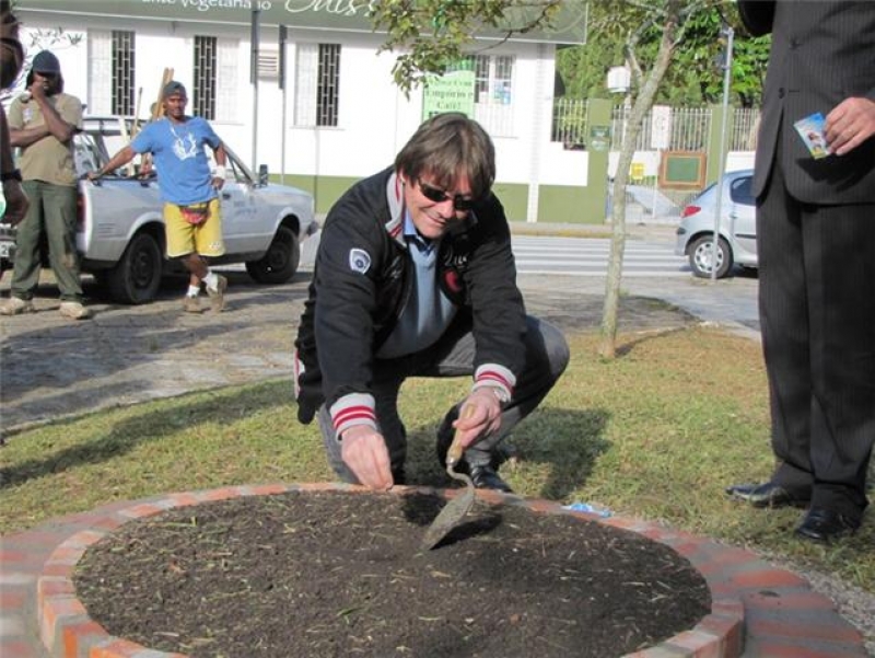 Gerson Basso participa de plantio para combater mosquito da dengue