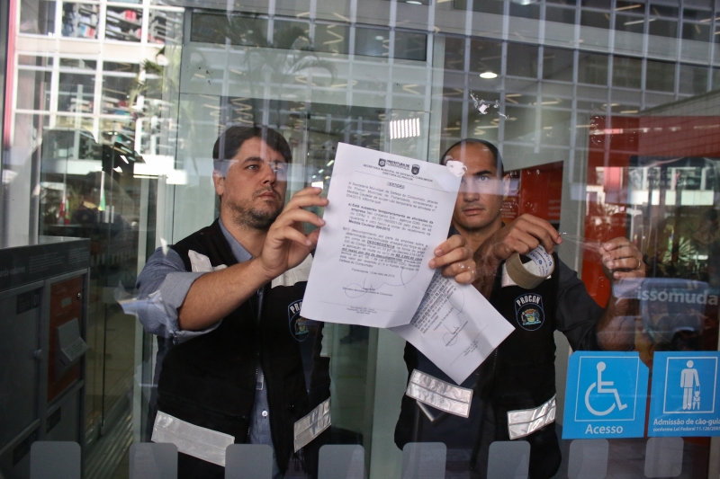 Agência é fechada por descumprir lei das filas