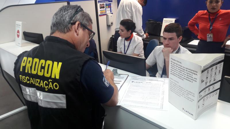 Procon da Prefeitura de Florianópolis notifica companhias aéreas