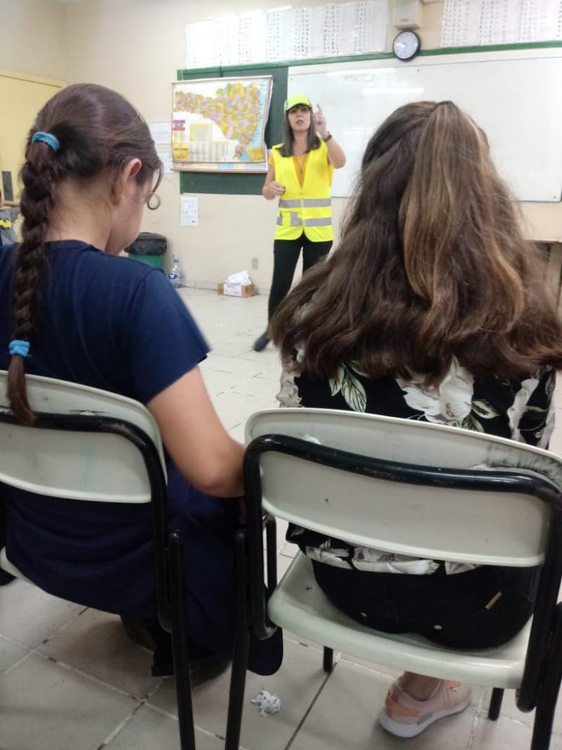 Estudantes alertam adultos sobre perigos no volante