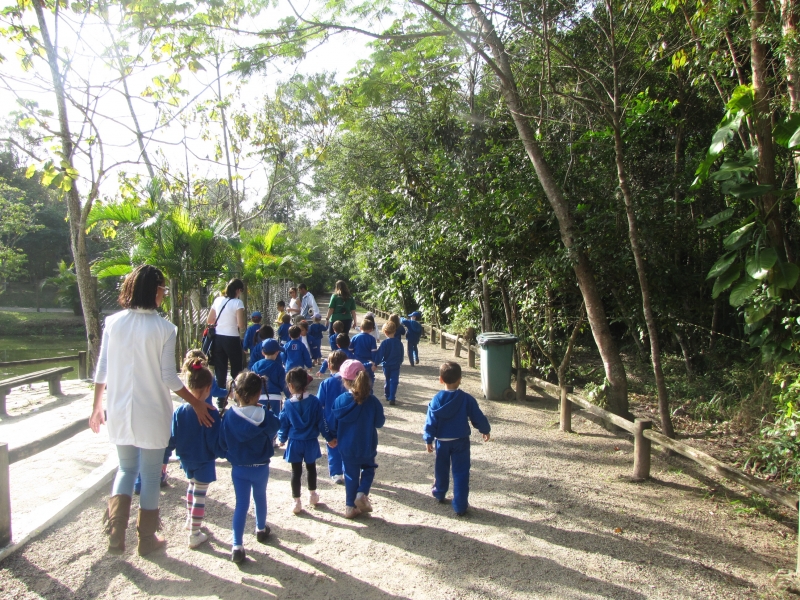 Crianças visitam o Parque Ecológico do Córrego Grande