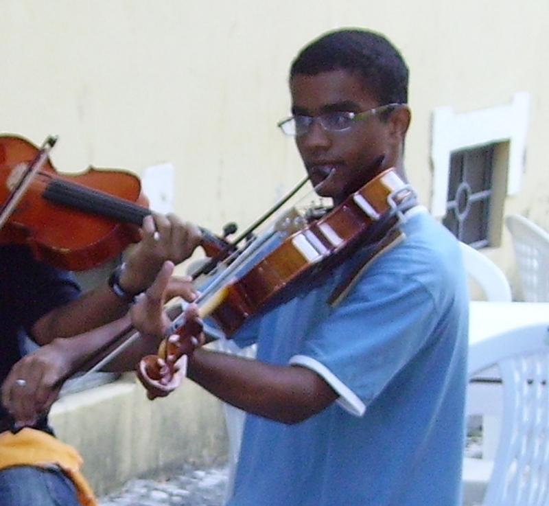 Violista da Orquestra Escola participa do projeto Estação da Música