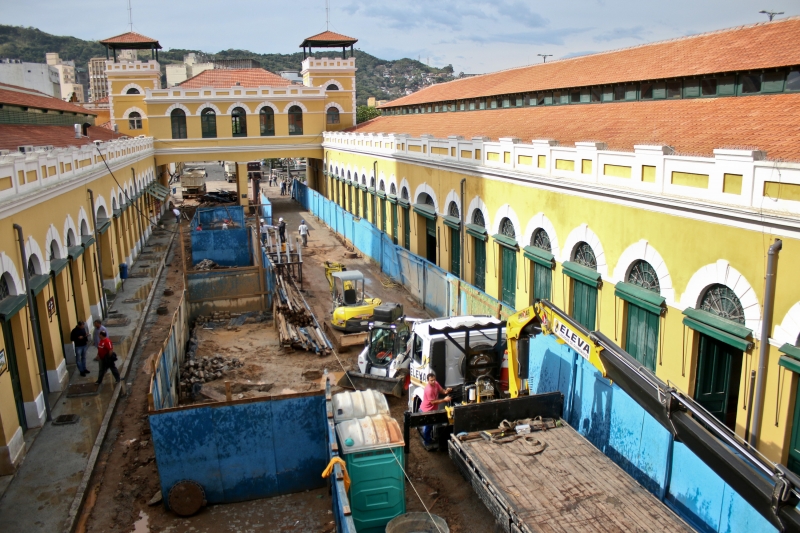 Mercado: piso do vão começa a ser compactado