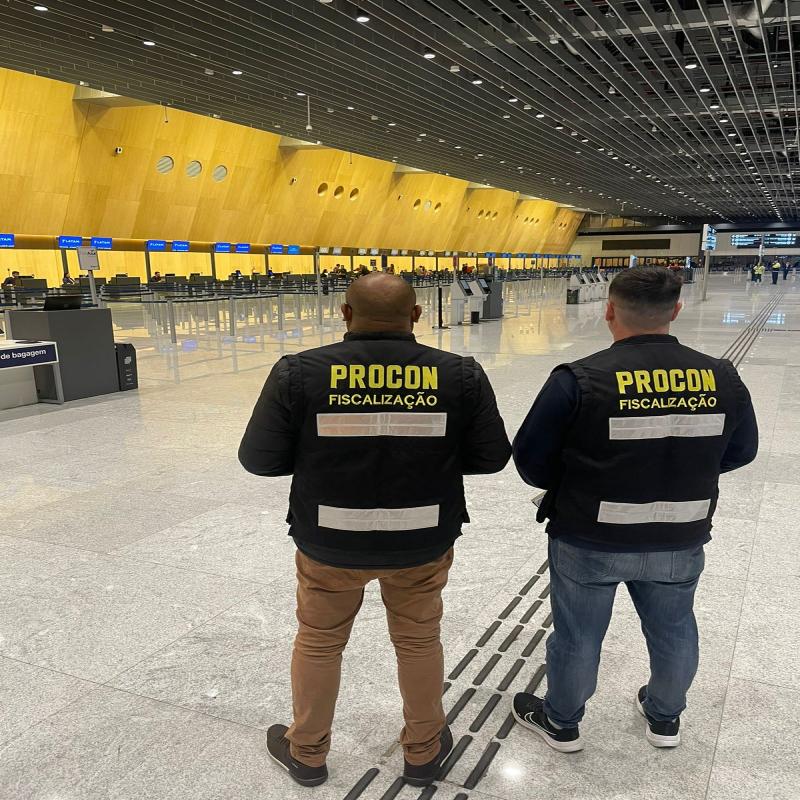 Procon de Florianópolis notifica companhias aéreas do Floripa Airport e auxilia passageiros prejudicados