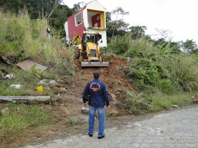 Força tarefa realiza demolição de residência que estava em risco