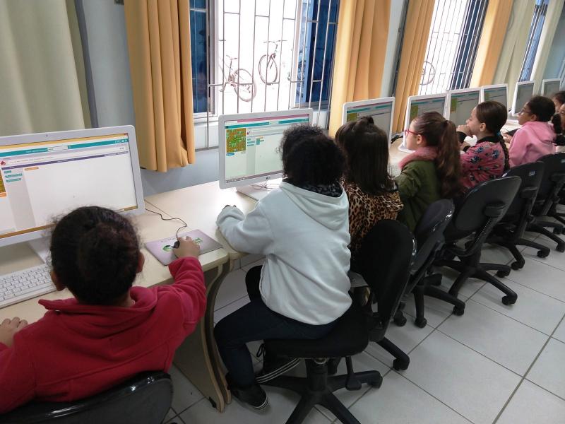 Escola aplica noções de programação para estudantes do 3º ano