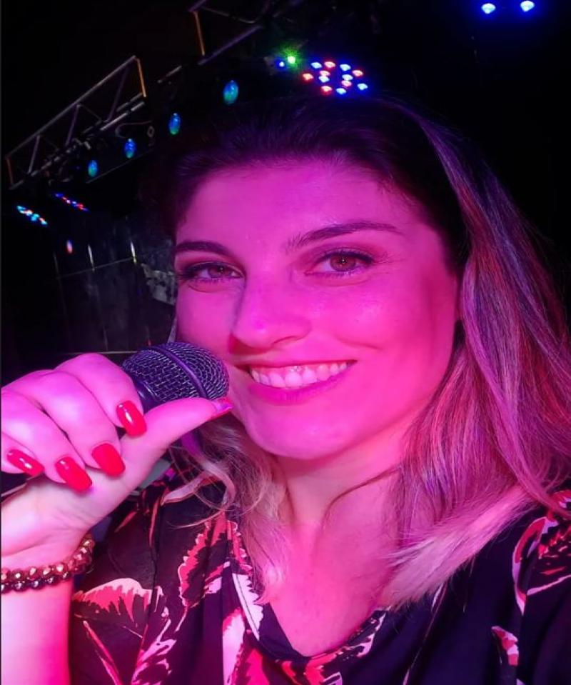À noite, bibliotecária canta do samba ao rock and roll
