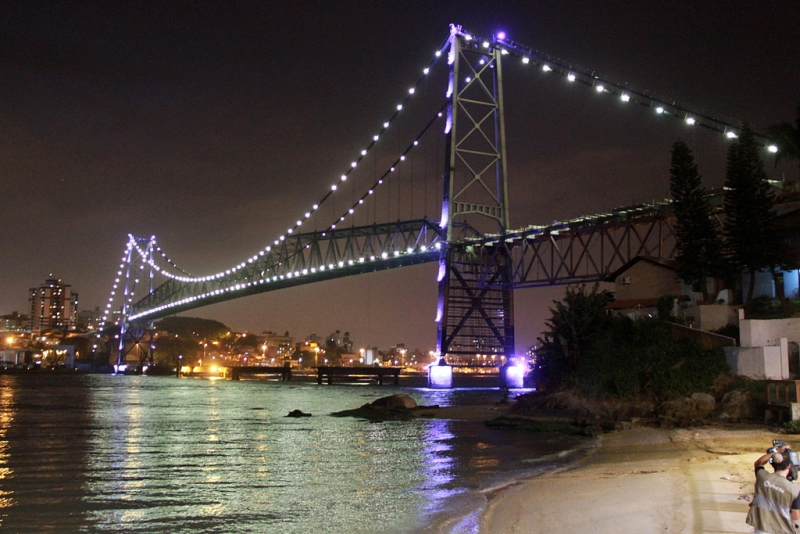 Prefeitura usa luzes para apoiar o Novembro Azul