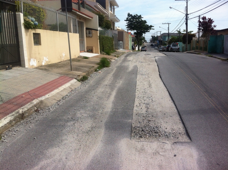 Obras da Casan danificam vias no Continente