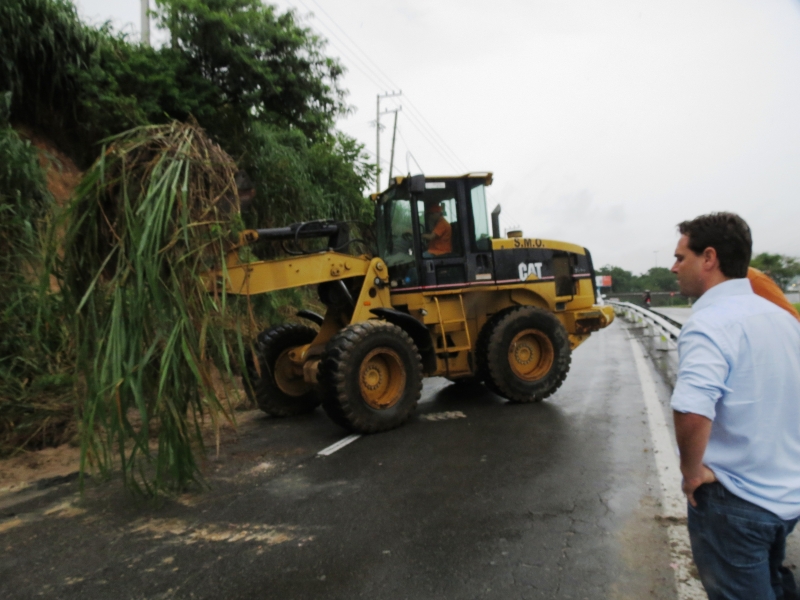 Prefeito vistoria pontos atingidos por enxurrada