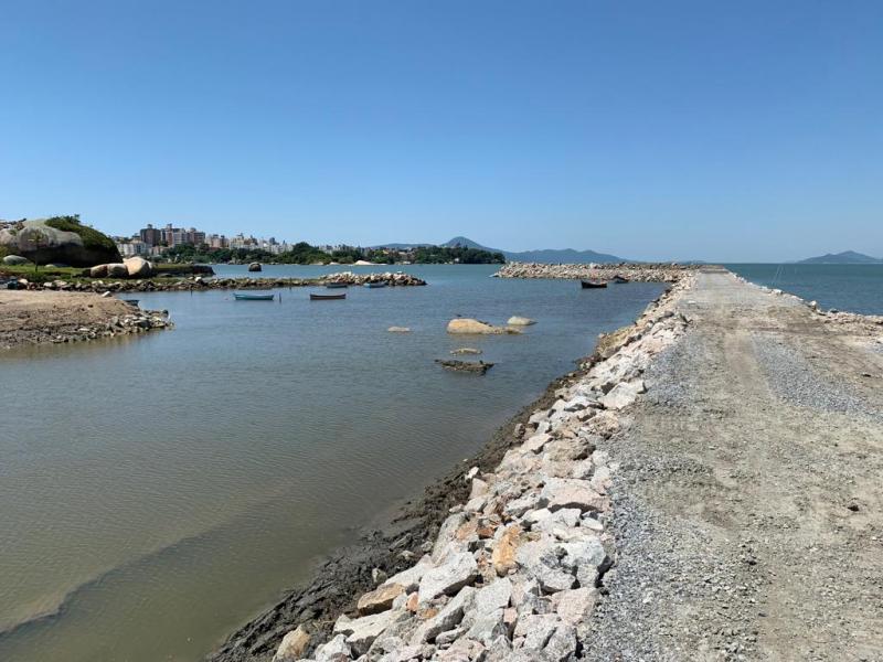 Prefeitura constrói novo enroncamento de pedras na Praia de Furnas