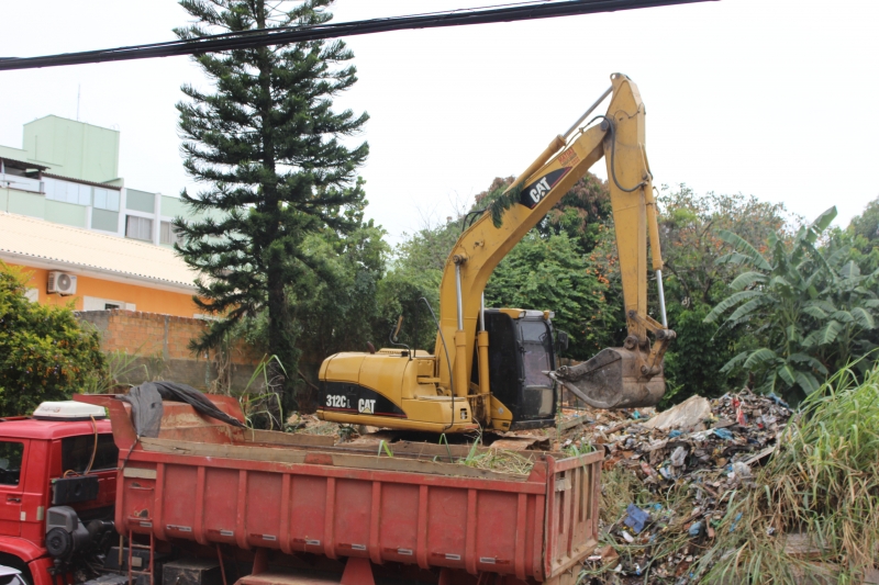 Casa abandonada é demolida no Estreito
