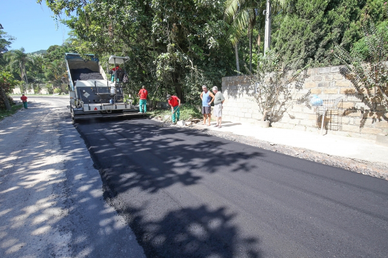 Rodovia no Ribeirão da Ilha ganha quase 4km de asfaltamento
