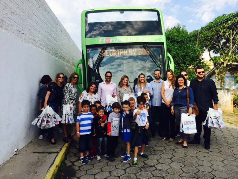 Crianças percorrem a cidade no 'Floripa By Bus'