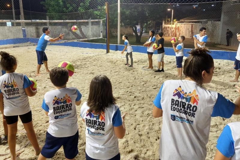 Campeão brasileiro de Voleibol  treina  crianças  no Bairro Educador da PMF