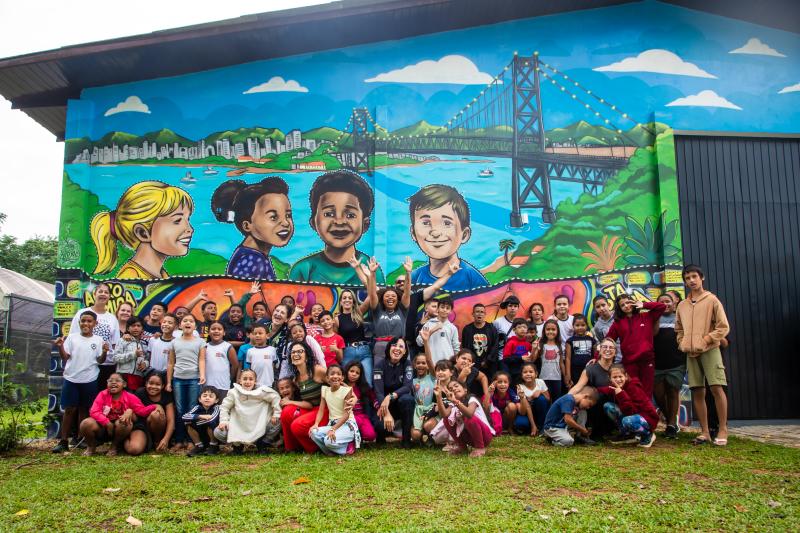 Crianças participam de criação de mural no Jardim Botânico em homenagem à Ponte Hercílio Luz