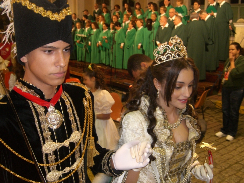 Desfile de cortejos e bandeiras anunciam Ciclo do Divino em Florianópolis