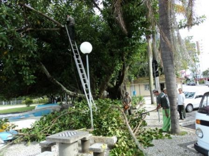Floram de plantão no bairro de Coqueiros por quatro dias 