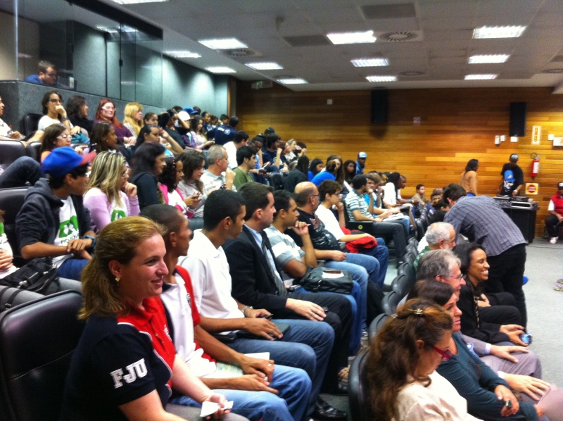 Jovens debatem abordagem policial nas comunidades