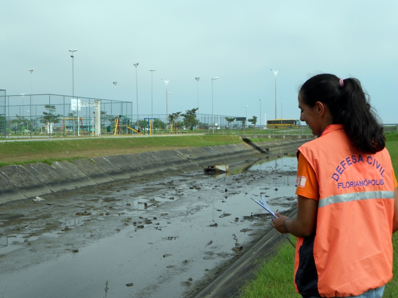 Defesa Civil solicita limpeza de canal no Sul da Ilha