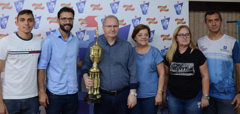 IEE recebe o troféu de campeão dos Jogos Escolares de Florianópolis realizados em 2017