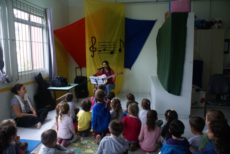 Professora cria projeto para crianças entenderem o mundo pela música